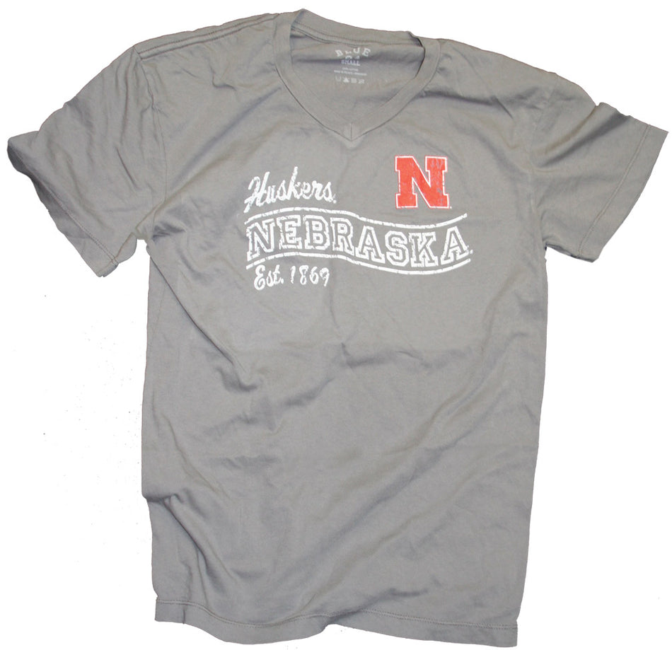 SA W. V-NECK DYED TITANIUM TEE RED SCRNPT